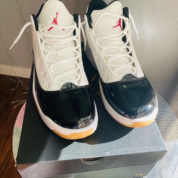 jordan max aura 2 white black gym red